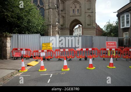 Straßensperrung im Stadtzentrum von Warwick für größere Wartungsarbeiten an der St. Mary`s Church, Warwickshire, Großbritannien Stockfoto